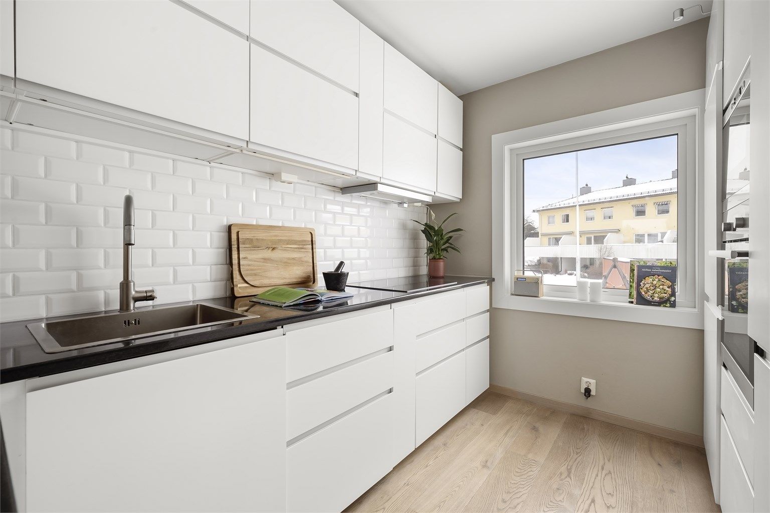 Her er det svært godt med både skap- og benkeplass.