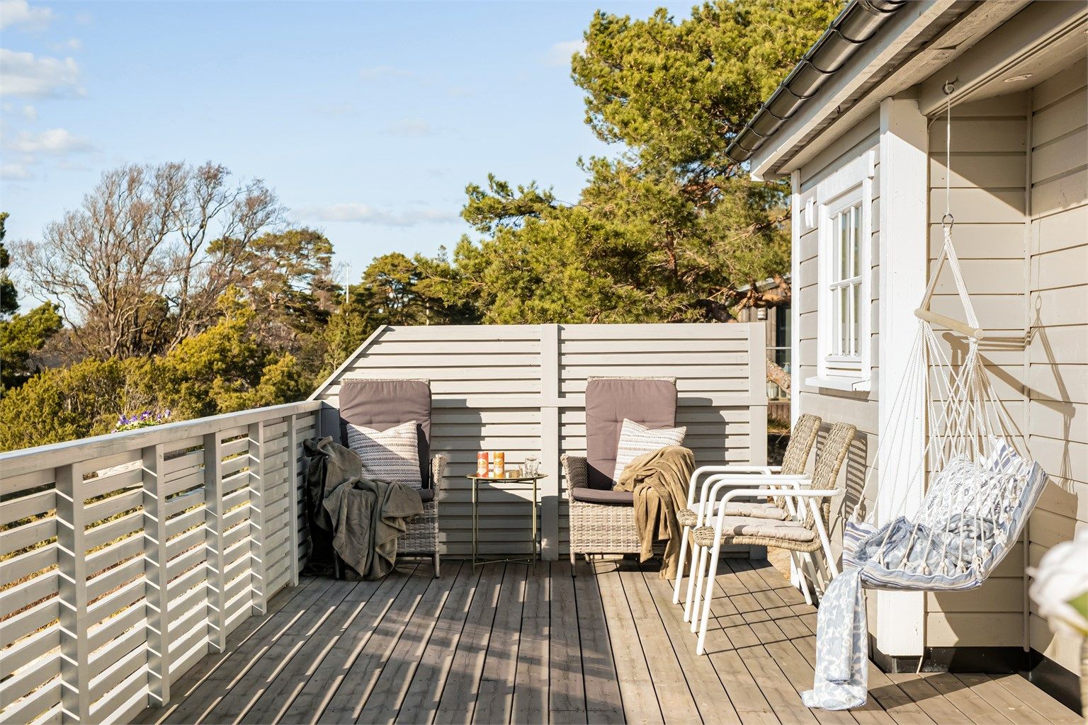 Mellom hyttene vokser naturlig vegetasjon som begrenser innsyn og i tillegg er en viktig del av Siljeholmens egenart.