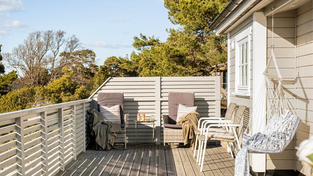 Mellom hyttene vokser naturlig vegetasjon som begrenser innsyn og i tillegg er en viktig del av Siljeholmens egenart.