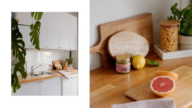 Kjøkkeninnredningen fra IKEA har glatte fronter og en solid benkeplate i heltre med nedfelt kum.