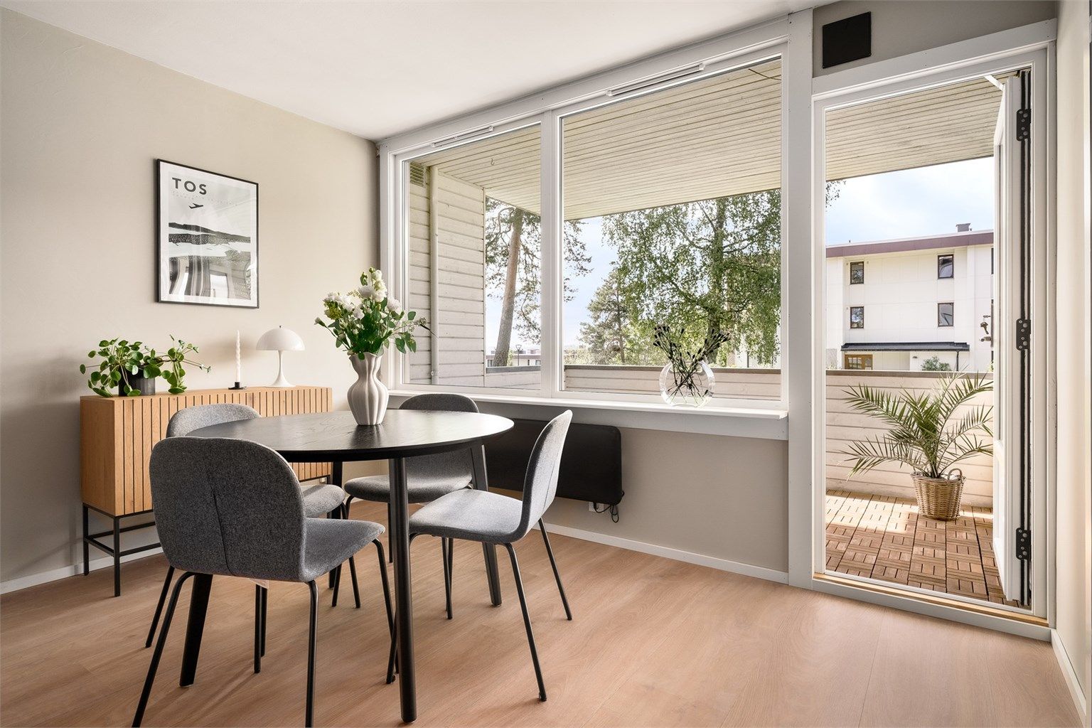 De store vinduene og terrassedøren fra 2021 gir rikelig med lys og en åpen romfølelse.