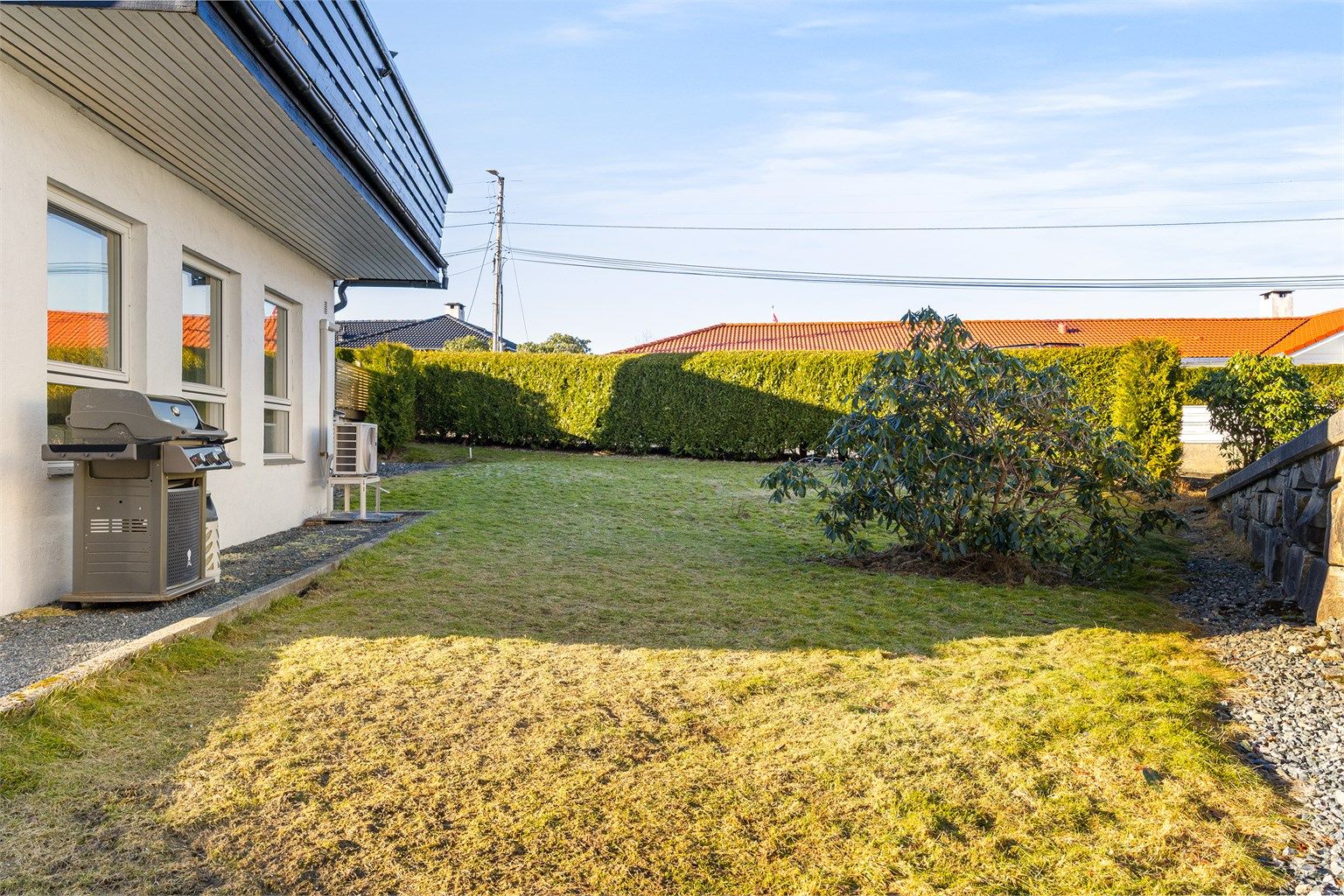 Barnevennlig tomt på 1 093 kvm som er bortimot flat og som er lett å vedlikeholde.