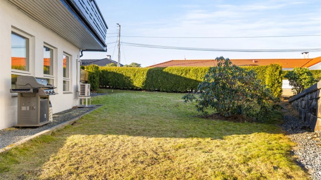 Barnevennlig tomt på 1 093 kvm som er bortimot flat og som er lett å vedlikeholde.