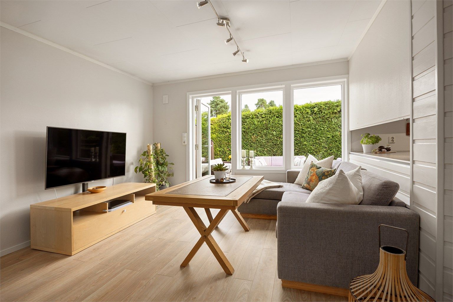 Stuen har god plass til sofagruppe og TV-møblement.