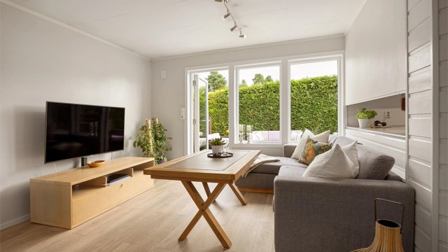Stuen har god plass til sofagruppe og TV-møblement.
