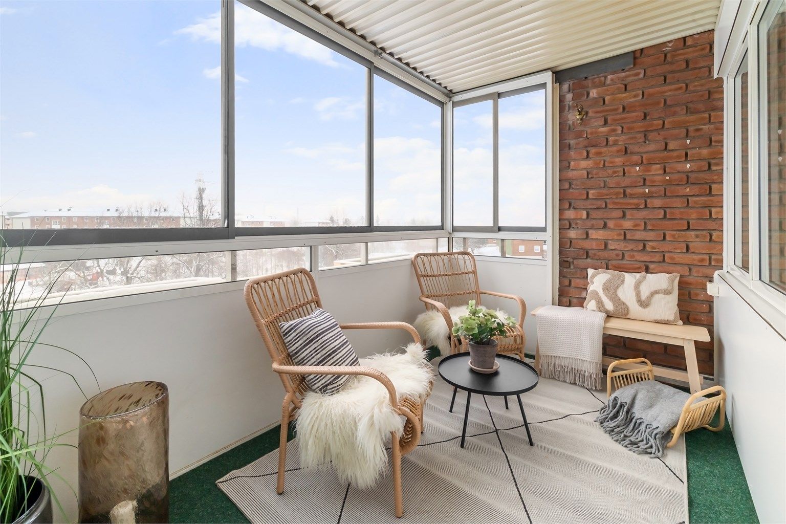 En gjennomgående 3-roms (opprinnelig 4-roms) med innglasset balkong og en usjenert beliggenhet. Moderniseringsbehov.