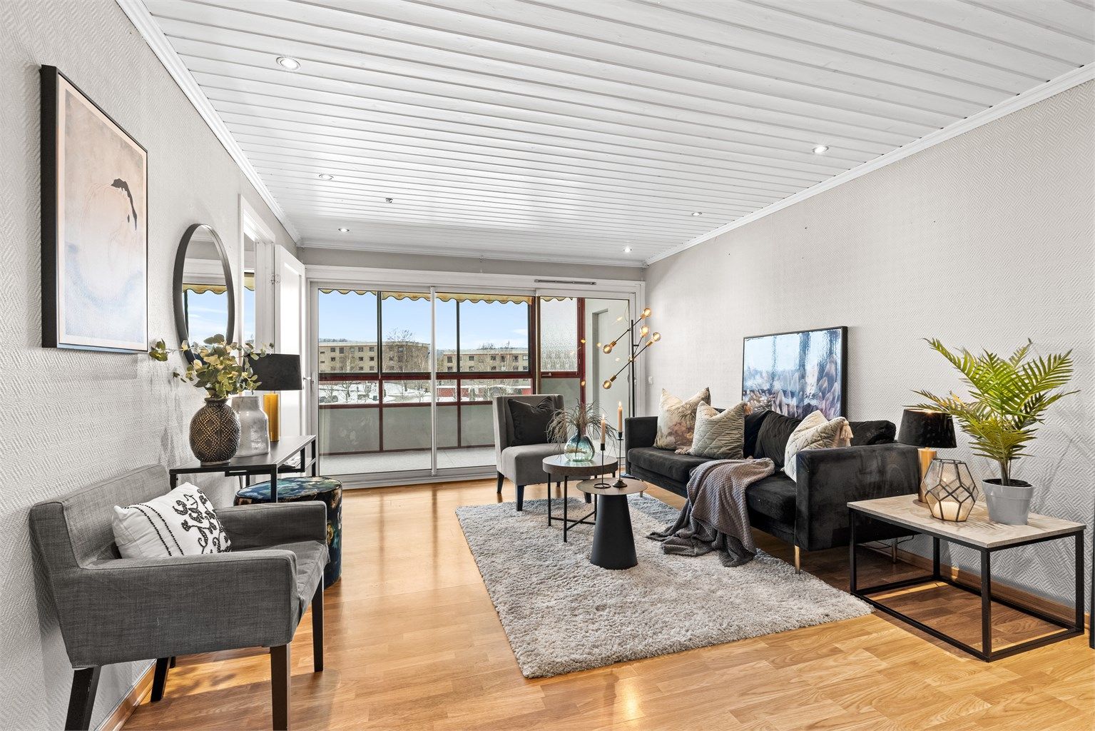 Store vindusflater gir godt med naturlig lys og leder ut til balkongen.