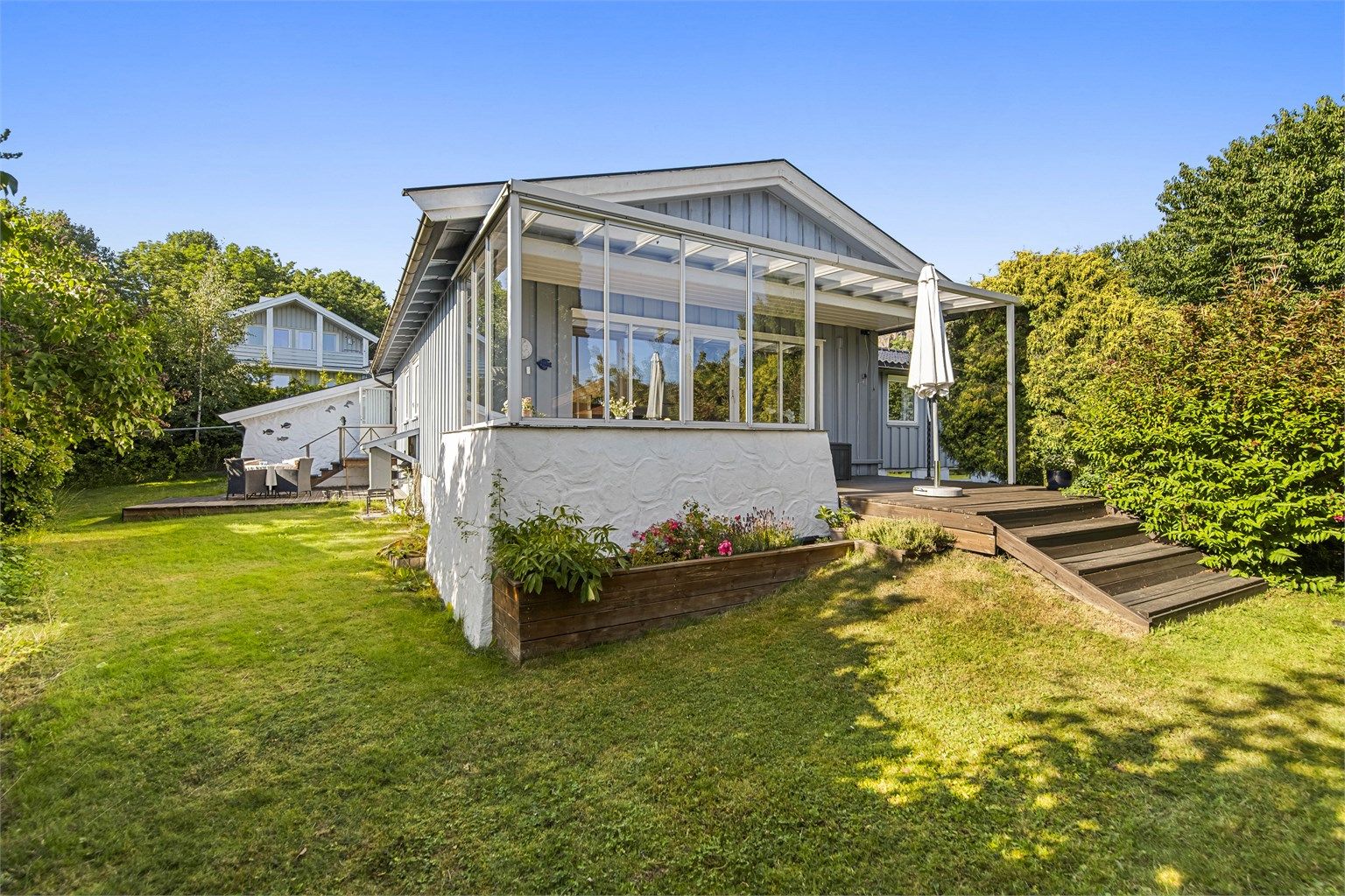 Boligen har rikelig med uteplasser, både mot syd og mot vest.