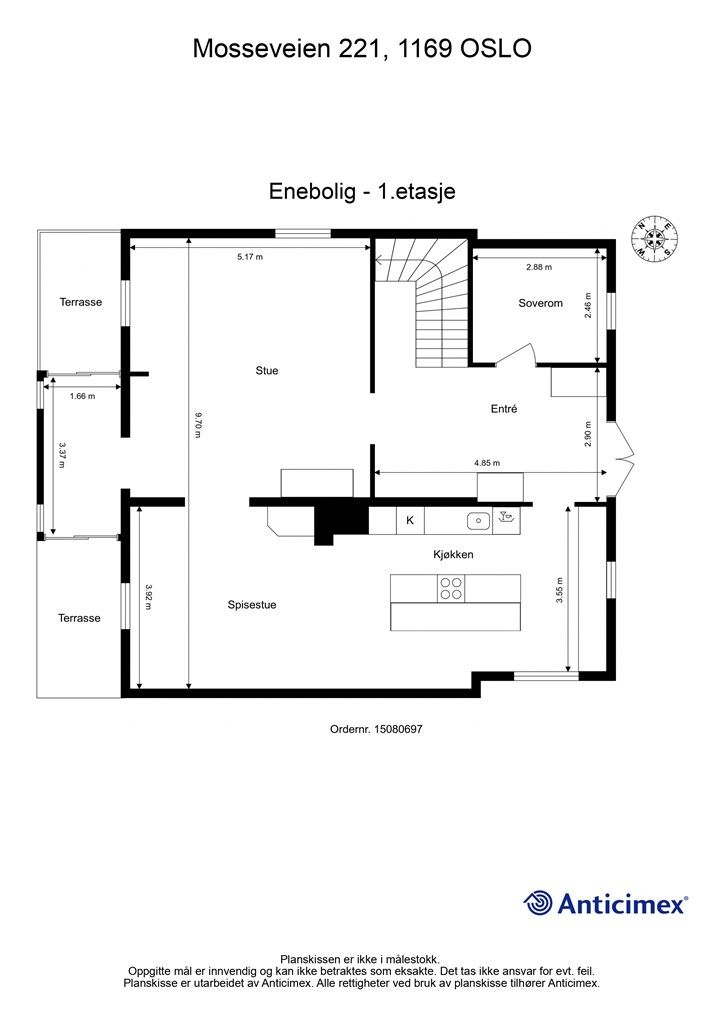 Første etasje har en åpen og sosial planløsning med stue, spisestue og kjøkken, samt et soverom og utgang til to terrasser.