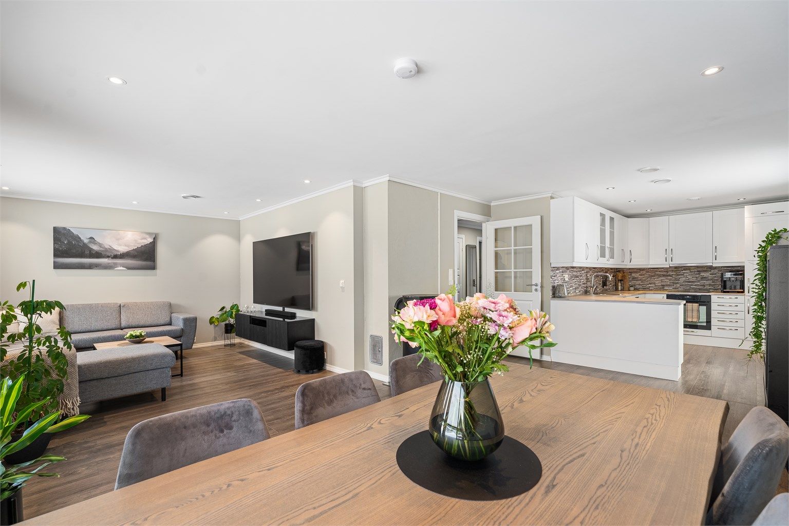 Åpen stue-/kjøkkenløsning som inviterer til sosialt samvær