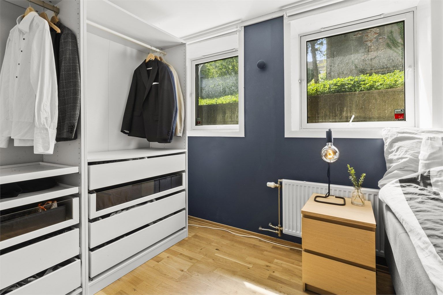 Romslig soverom med god plass til garderobeløsning 