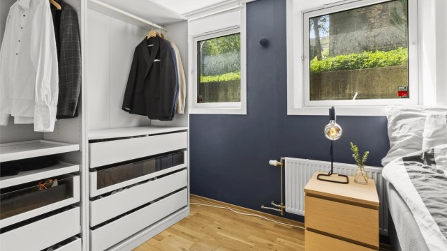 Romslig soverom med god plass til garderobeløsning