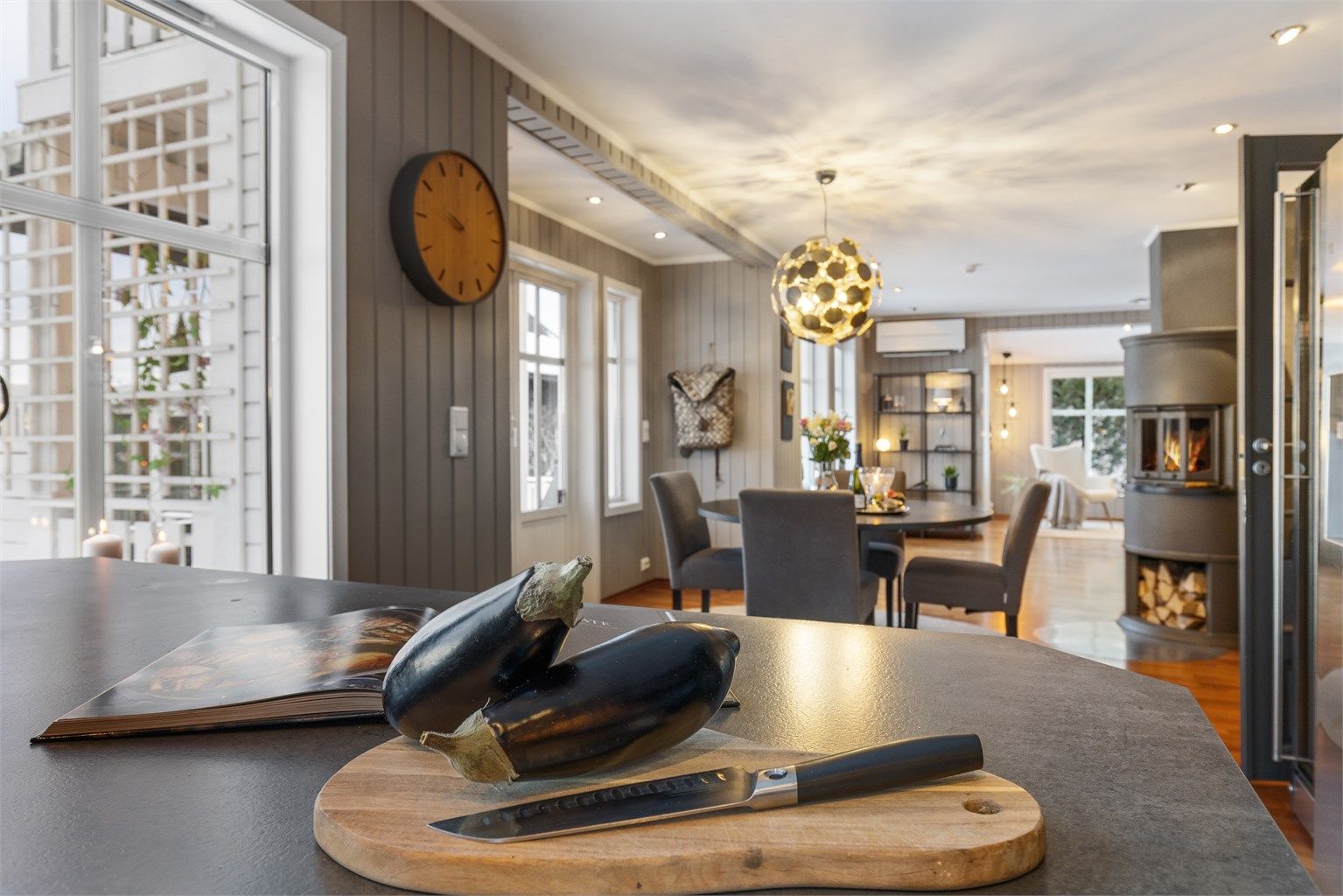 Kjøkkenløsning med nærhet til spisestue