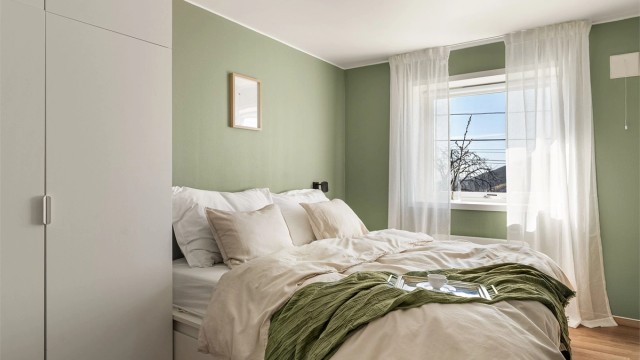 - Hovedsoverommet er romslig med god plass til dobbeltseng -