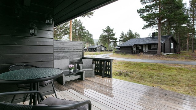 Terrassen strekker seg rundt tre sider av hytta og har levegger fra 2016.