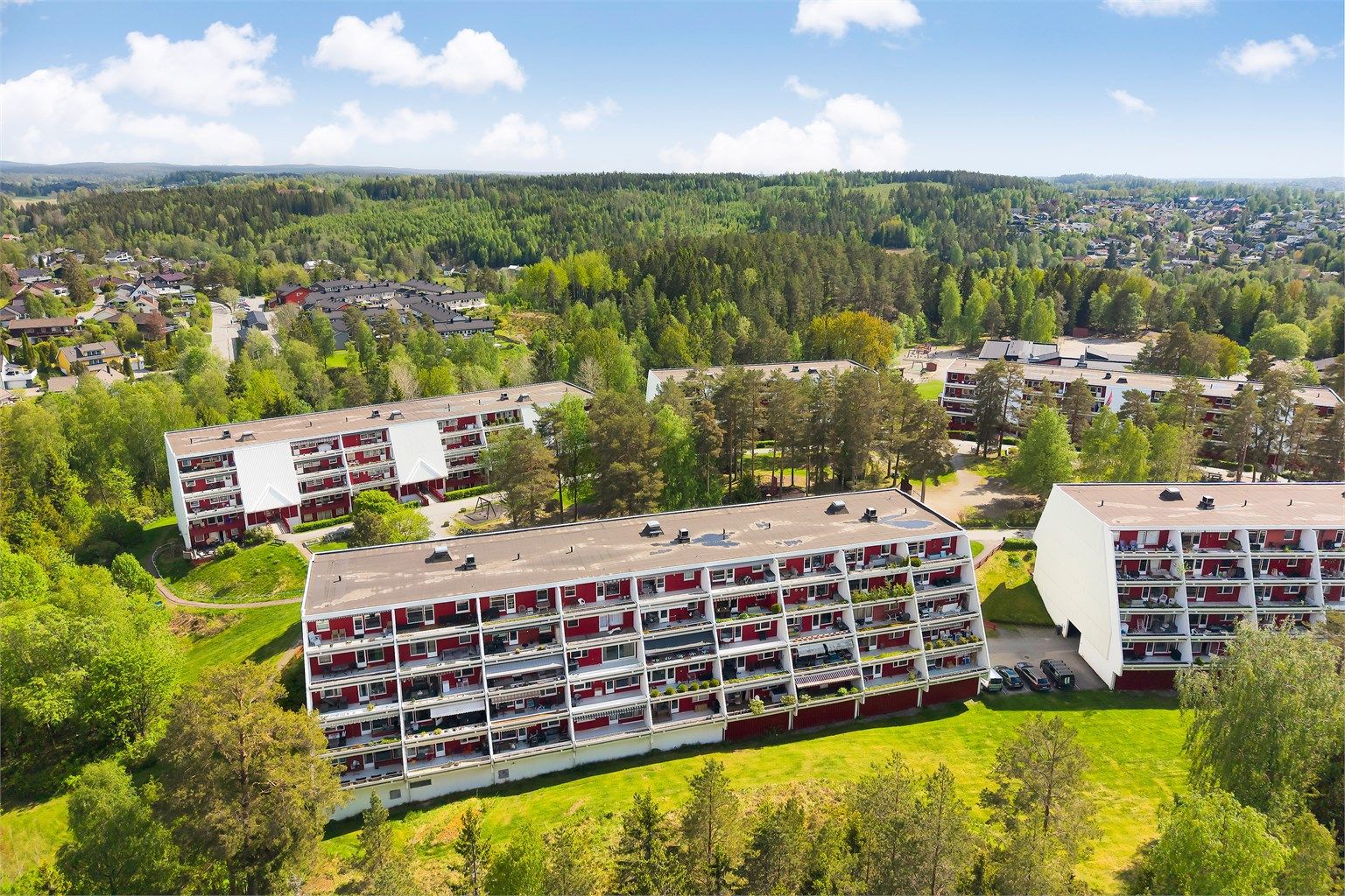 Nærmeste dagligvarebutikker er Meny Langhus og Kiwi Bøleråsen Senter.