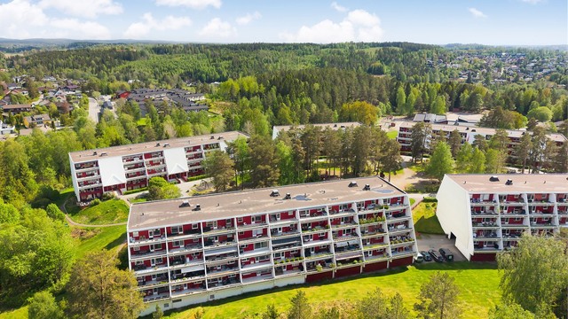 Nærmeste dagligvarebutikker er Meny Langhus og Kiwi Bøleråsen Senter.