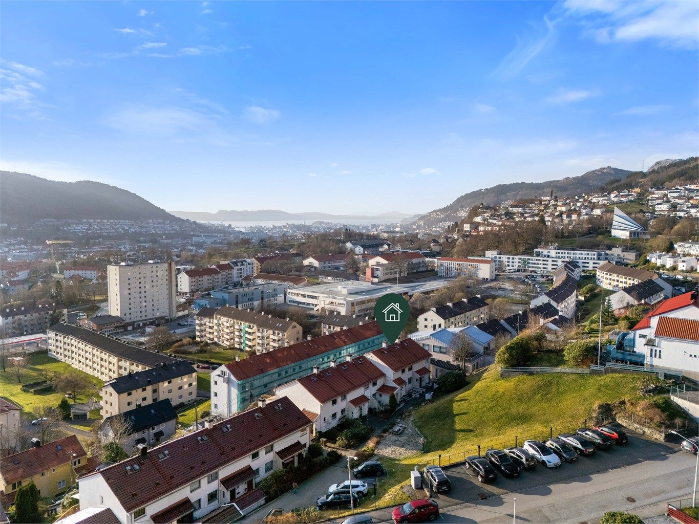 Sameie har en attraktiv beliggenhet på Landås. Fast parkeringsplass i rekken til høyre i bildet. 