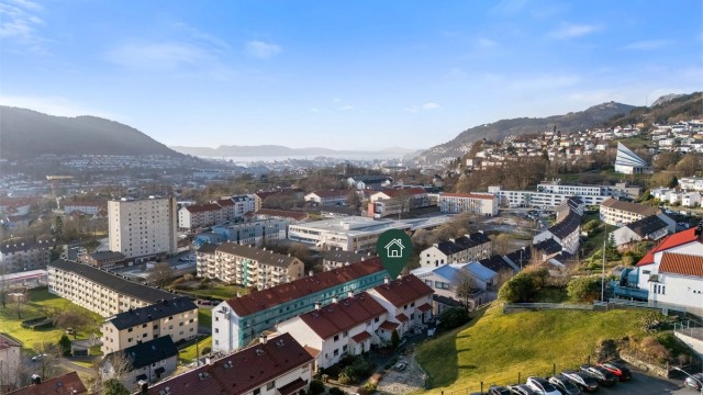 Sameie har en attraktiv beliggenhet på Landås. Fast parkeringsplass i rekken til høyre i bildet.