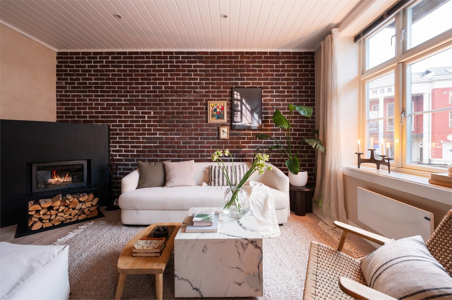 Flott peis i stuen fungerer som et fint møbel i seg selv og gir rommet et herlig og hjemmekoselig preg i tillegg til at den genererer god varme på de kaldere dagene av året