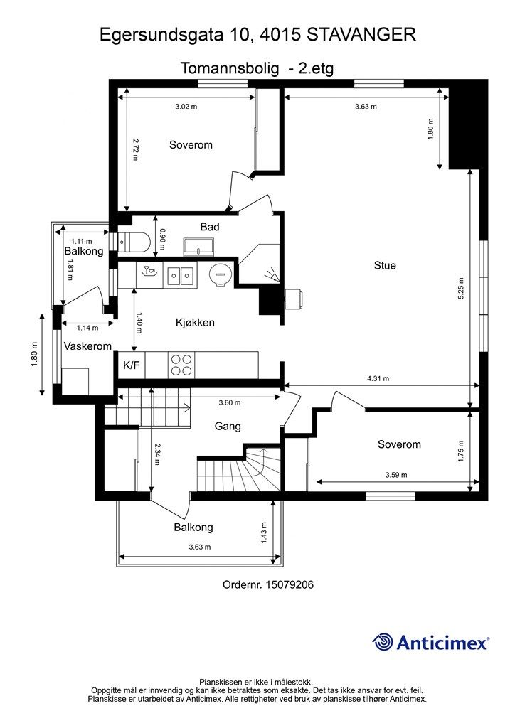 Hovedetasjen på ca 70 m² har en praktisk planløsning med stue, kjøkken, to soverom, bad og separat vaskerom.