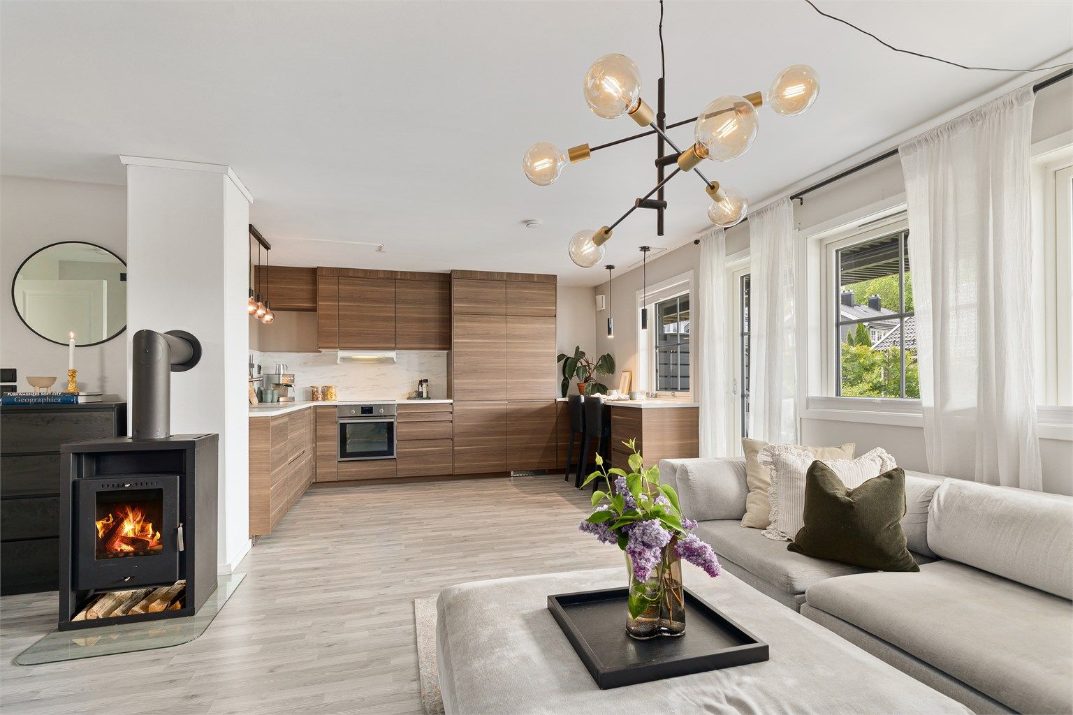 Det er også plass til et spisesbord ved kjøkkenet om ønskelig 