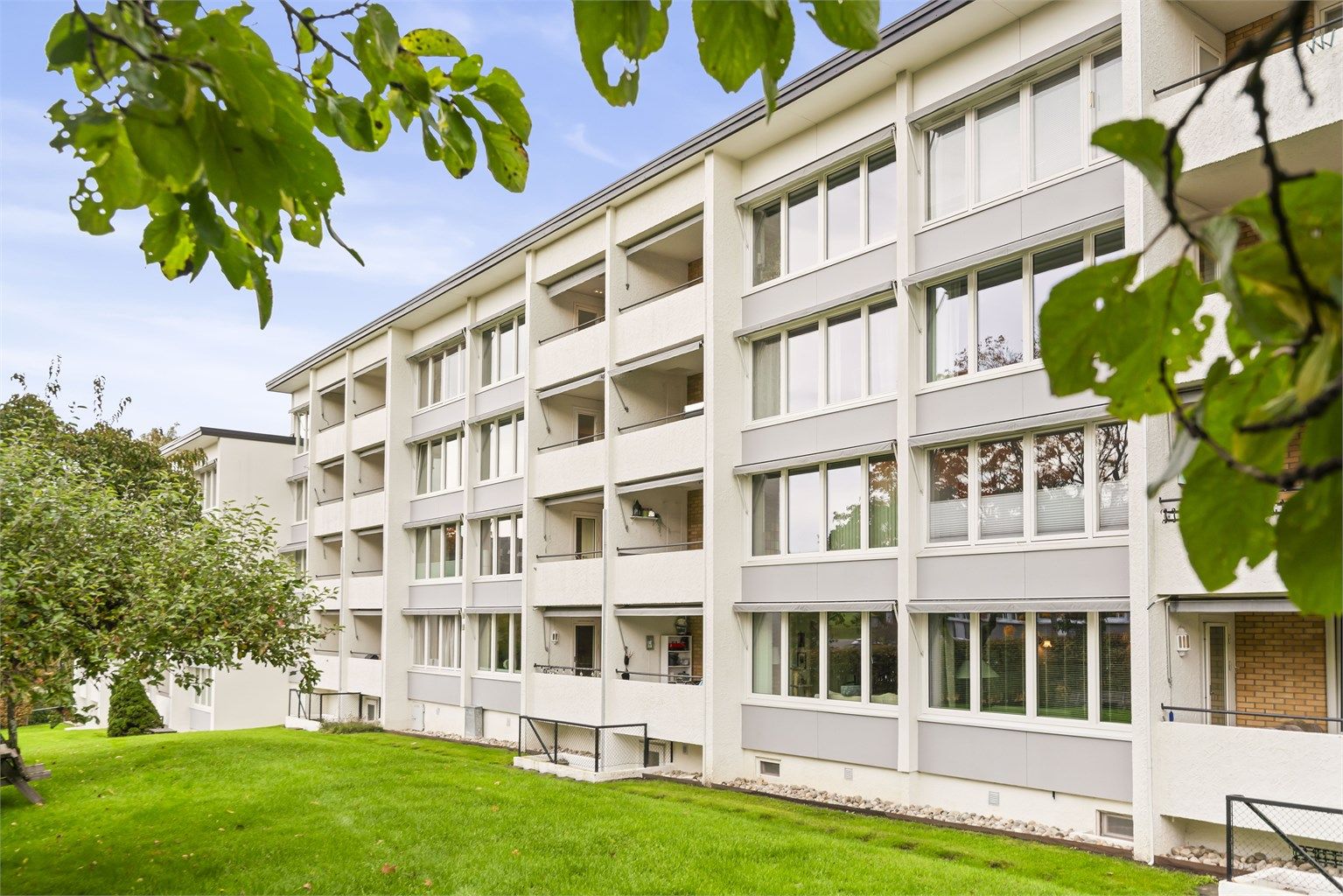 Leiligheten ligger sentralt og usjenert til i rolige og grønne omgivelser på Jong i Sandvika.