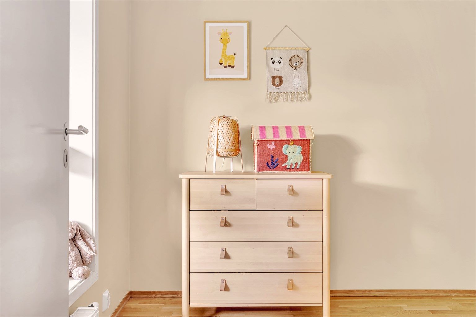 Rommet har også god plass til oppbevaring.