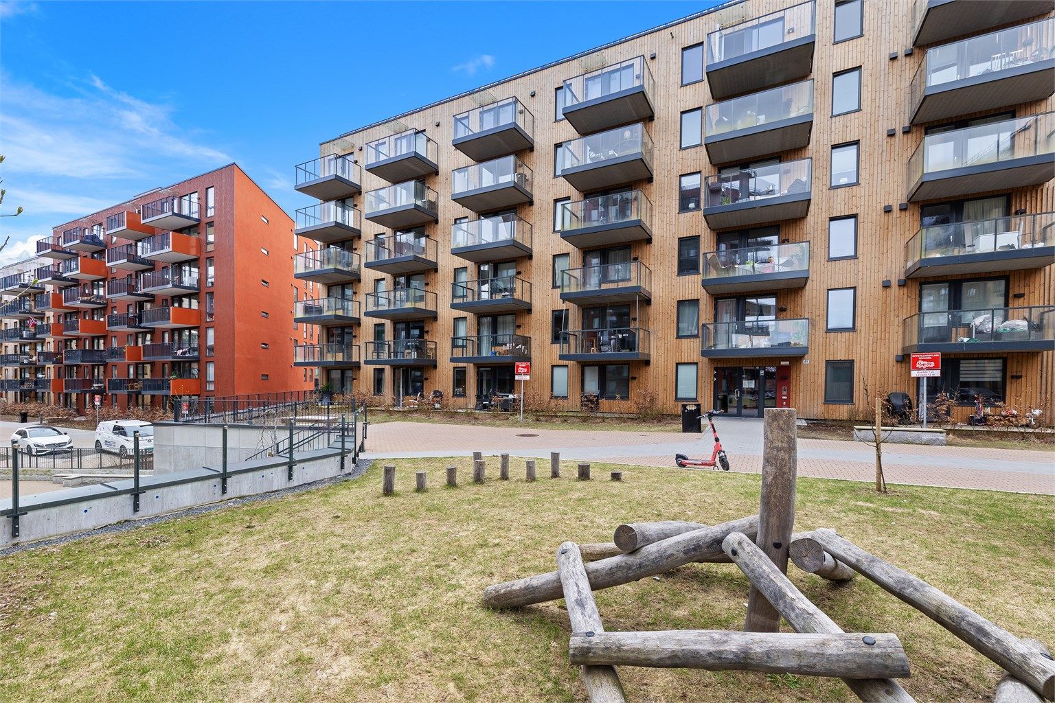 Leiligheten ligger på Finstadjordet i et moderne leilighetsbygg oppført i 2024.