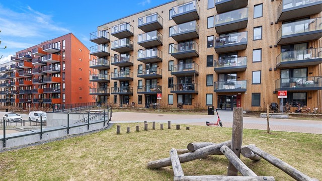 Leiligheten ligger på Finstadjordet i et moderne leilighetsbygg oppført i 2024.