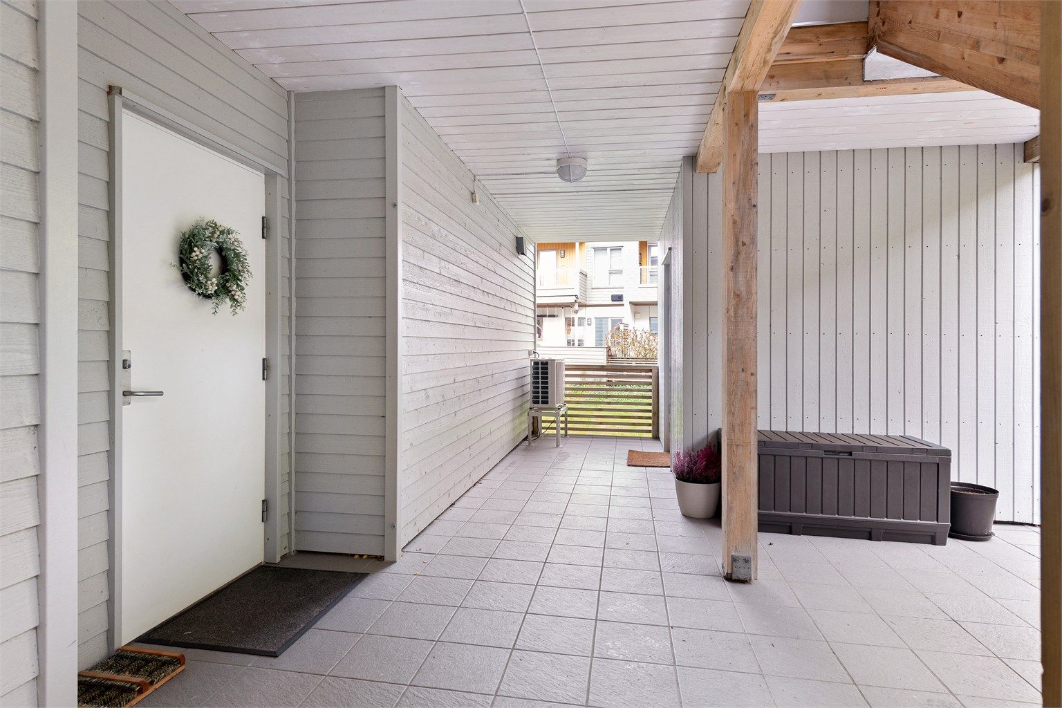 Ved inngangspartiet finner du en utvendig bod på ca. 6 kvm, som er isolert i nyere tid.