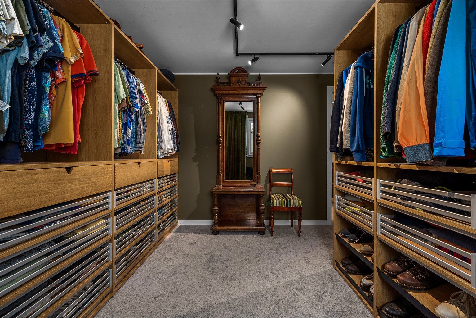 Romslig garderobe med tilknytning fra hovedsoverommet