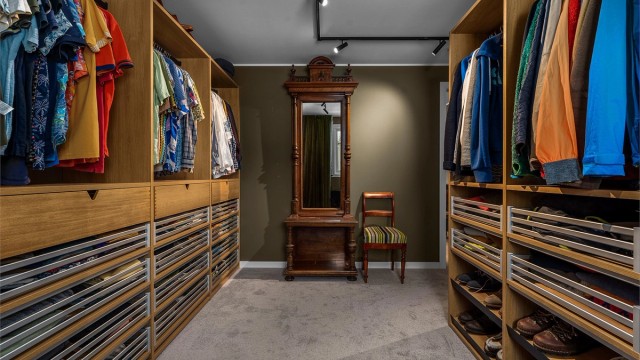 Romslig garderobe med tilknytning fra hovedsoverommet