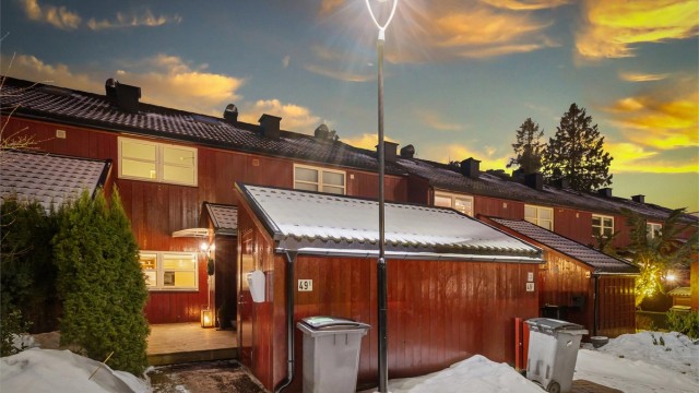 Ved inngangspartiet ligger en praktisk sportsbod på 5 kvm. Det er strømuttak i boden