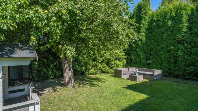 Nydelige uteplasser med pent opparbeidet gressplen.