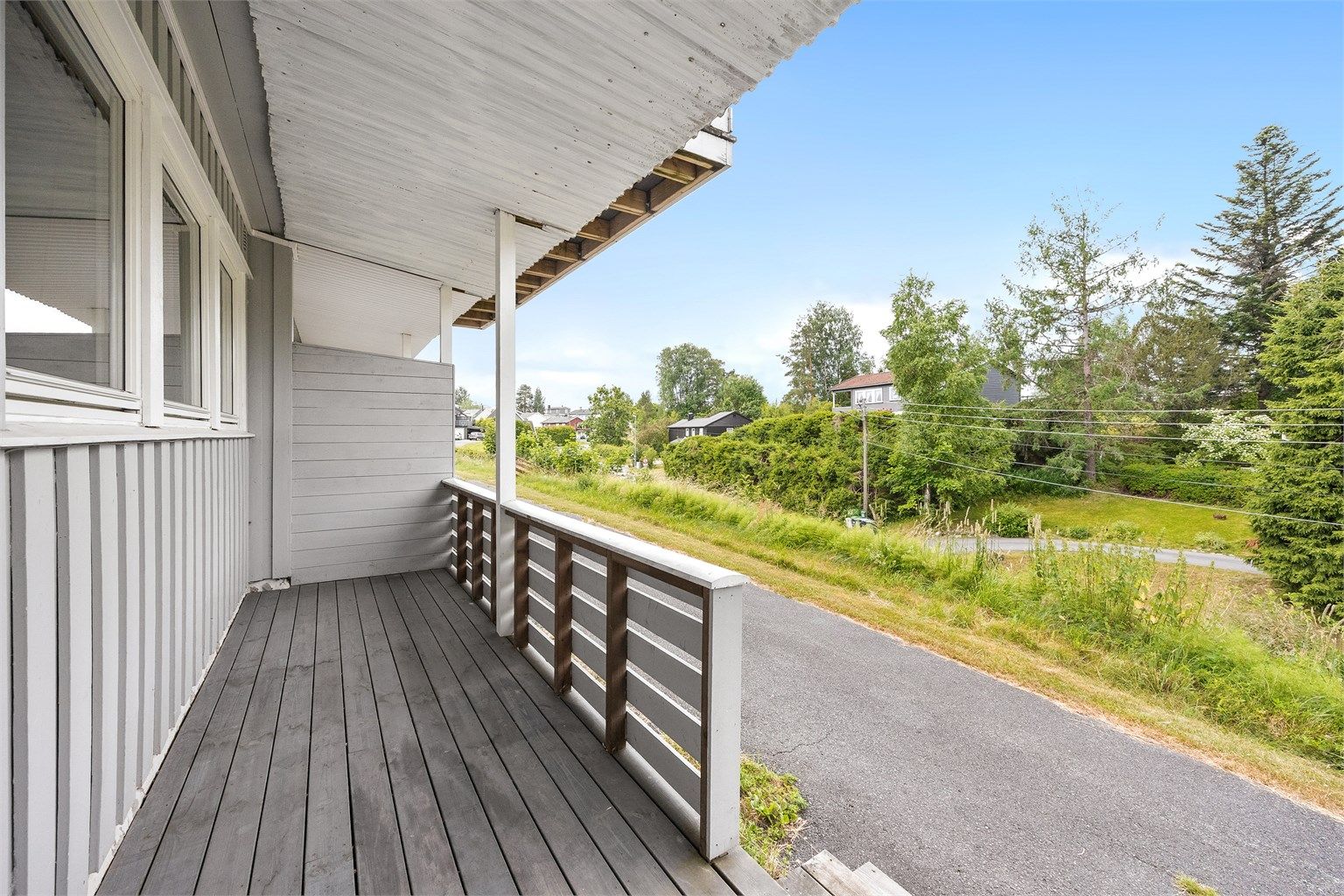 Den overbygde terrassen gir en lun og skjermet uteplass.