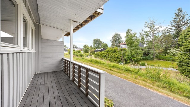 Den overbygde terrassen gir en lun og skjermet uteplass.