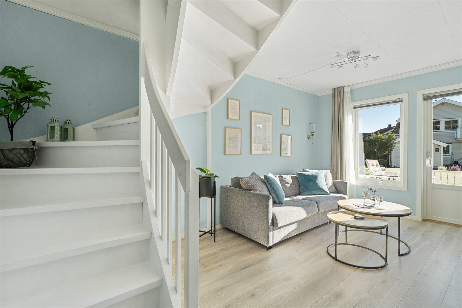 Lys og pen stue med god plass i stuen til sofagruppe