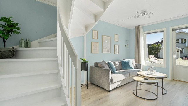 Lys og pen stue med god plass i stuen til sofagruppe