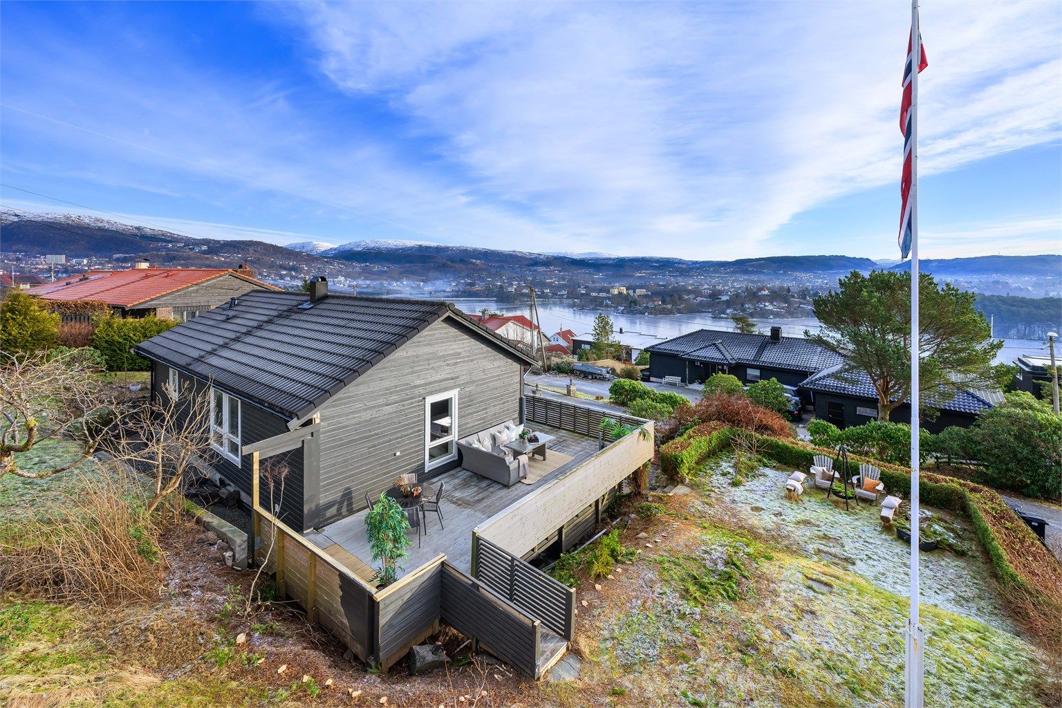 Boligen ligger i et attraktivt og barnevennlig område, skjermet i enden av en blindvei. Her bor du sentralt med kort avstand til barnehager, skole, dagligvarebutikk og flotte turmuligheter