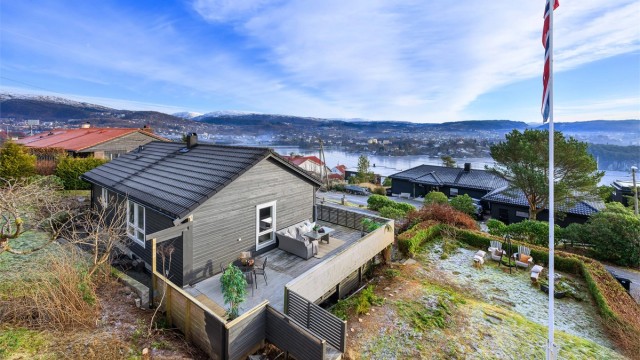 Boligen ligger i et attraktivt og barnevennlig område, skjermet i enden av en blindvei. Her bor du sentralt med kort avstand til barnehager, skole, dagligvarebutikk og flotte turmuligheter