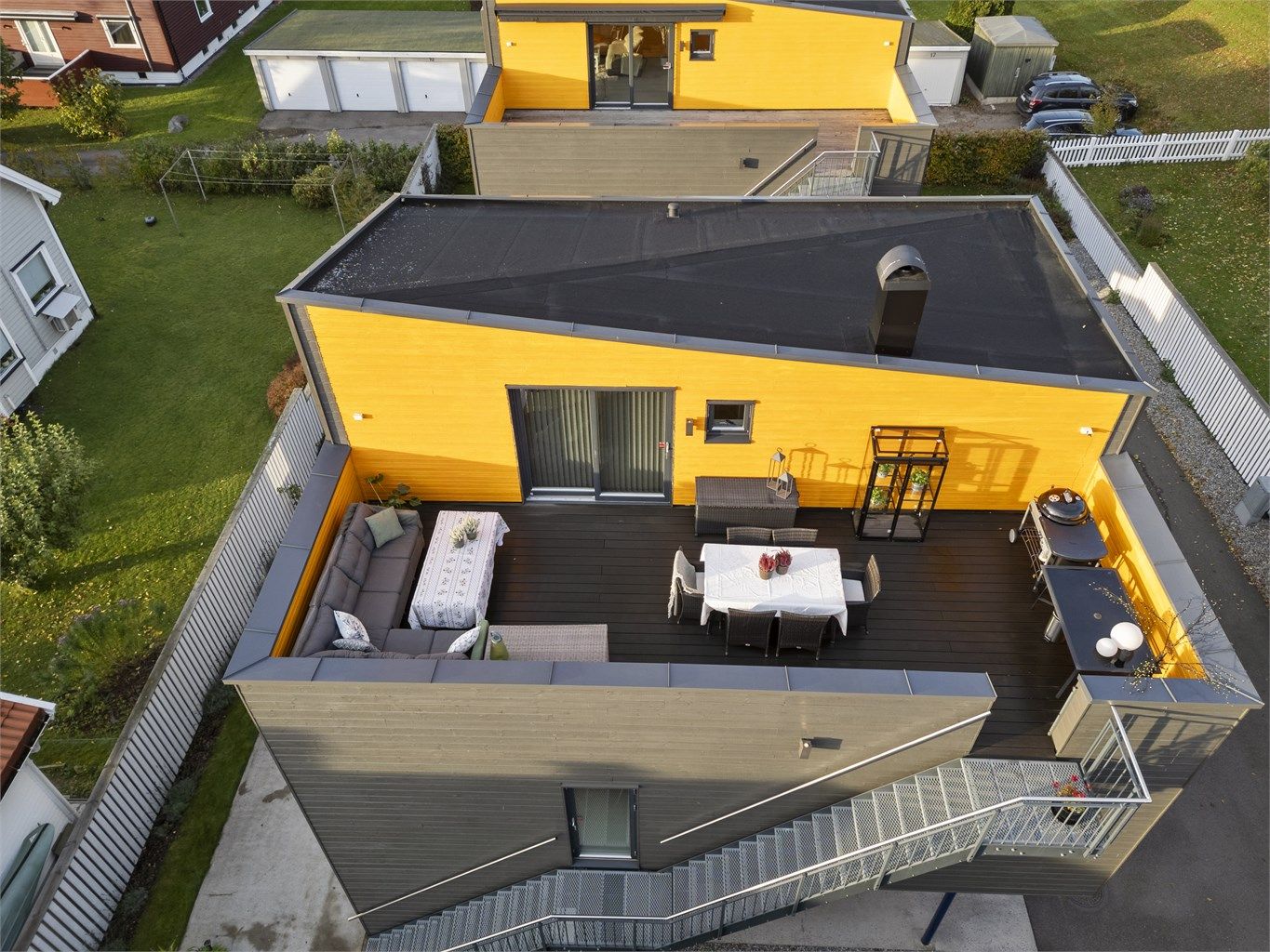 Oversikt over den romslige takterrassen på 32 m² og dens plassering på bygget. Fabelaktig uteplass i byen!