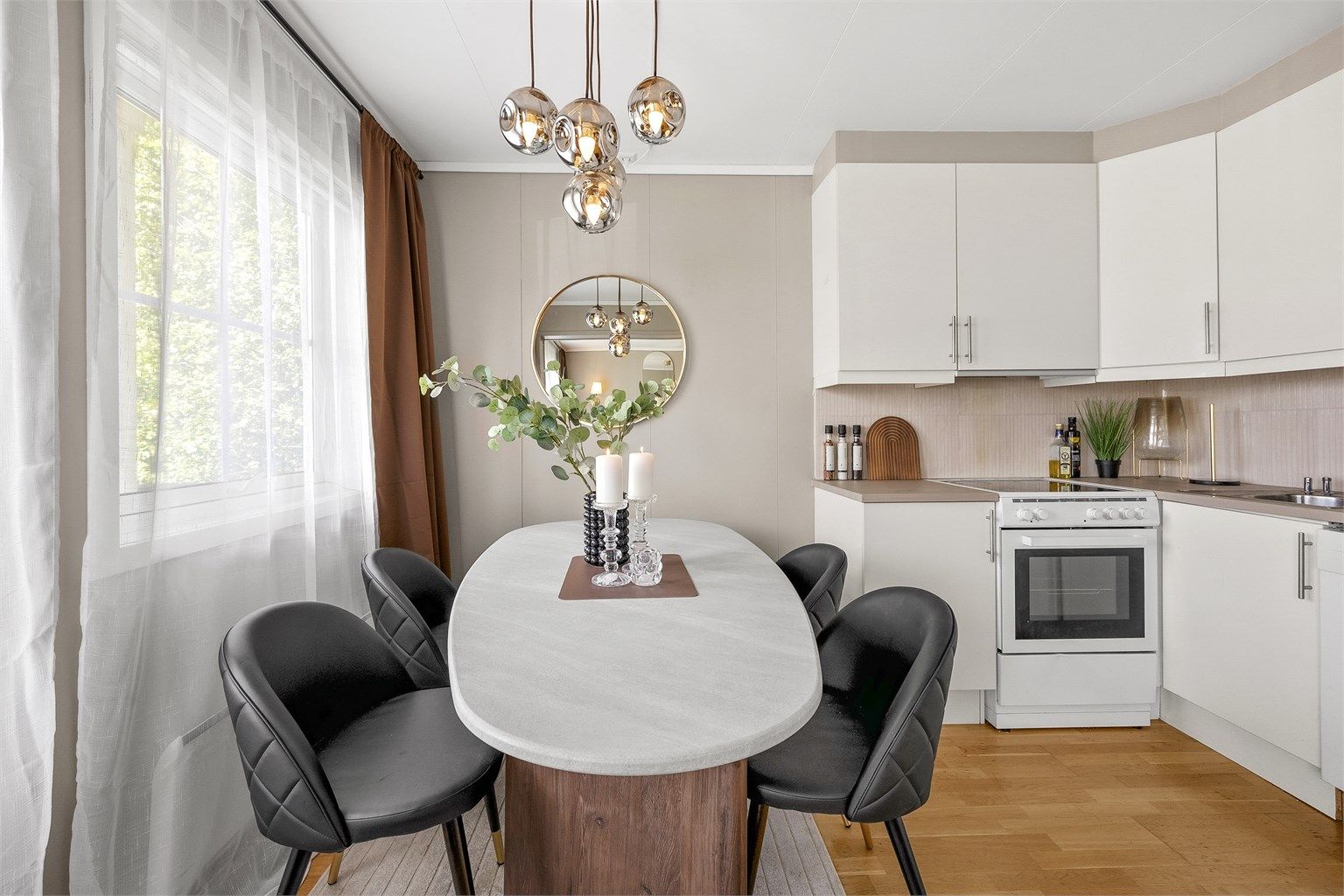 Leiligheten har en åpen og sosial planløsning, med en nyere varmtvannsbereder fra 2022 og ventilator fra 2023.
Foto: Espen Edin Døhlen
