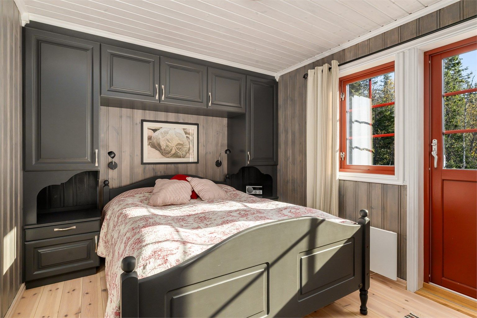 Hovedsoverommet har en stilfull, plassbygget skapløsning for god oppbevaring.