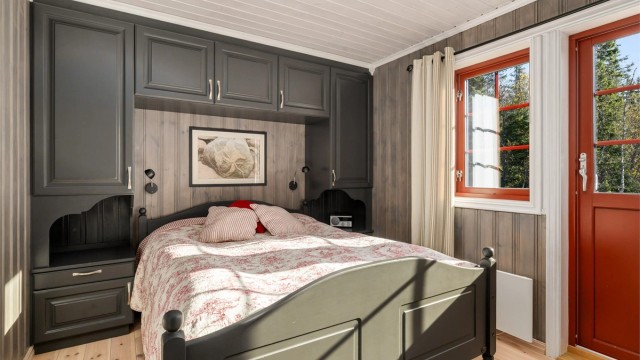 Hovedsoverommet har en stilfull, plassbygget skapløsning for god oppbevaring.