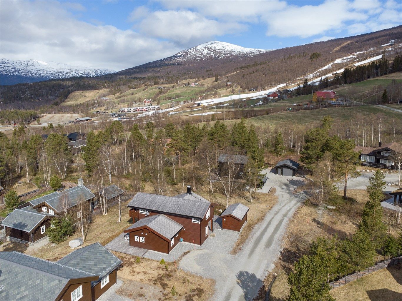Bjorli Skisenter ligger like i nærheten, og er kjent for å være et av landets mest snøsikre anlegg.