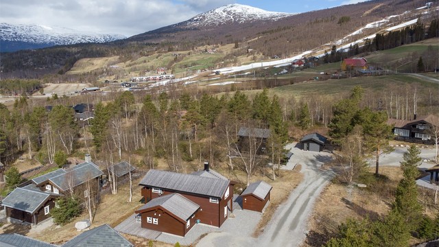 Bjorli Skisenter ligger like i nærheten, og er kjent for å være et av landets mest snøsikre anlegg.