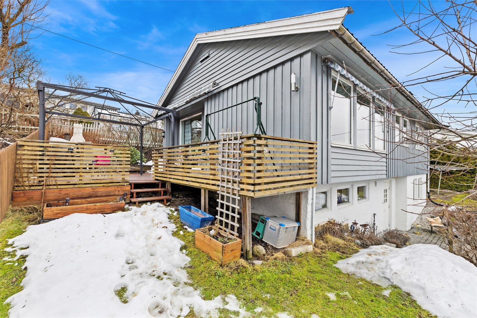 Boligen har en koselig terrasse med gode solforhold på enden av boligen med plass til hyggelig sittegruppe, på terrassen er det også oppført en utepeis for fin varme på litt kjøligere sensommerkvelder