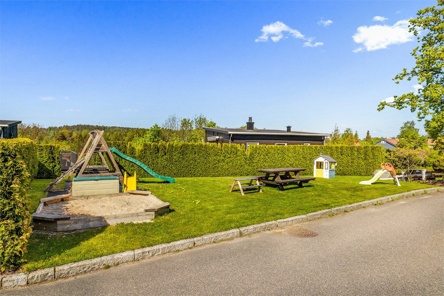Boligen har en eierandel på 1/5 i felles lekeplass, et trygt samlingspunkt for barna i nabolaget.