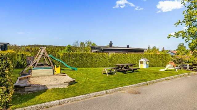 Boligen har en eierandel på 1/5 i felles lekeplass, et trygt samlingspunkt for barna i nabolaget.